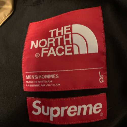 Tue north face x supreme gold jacket