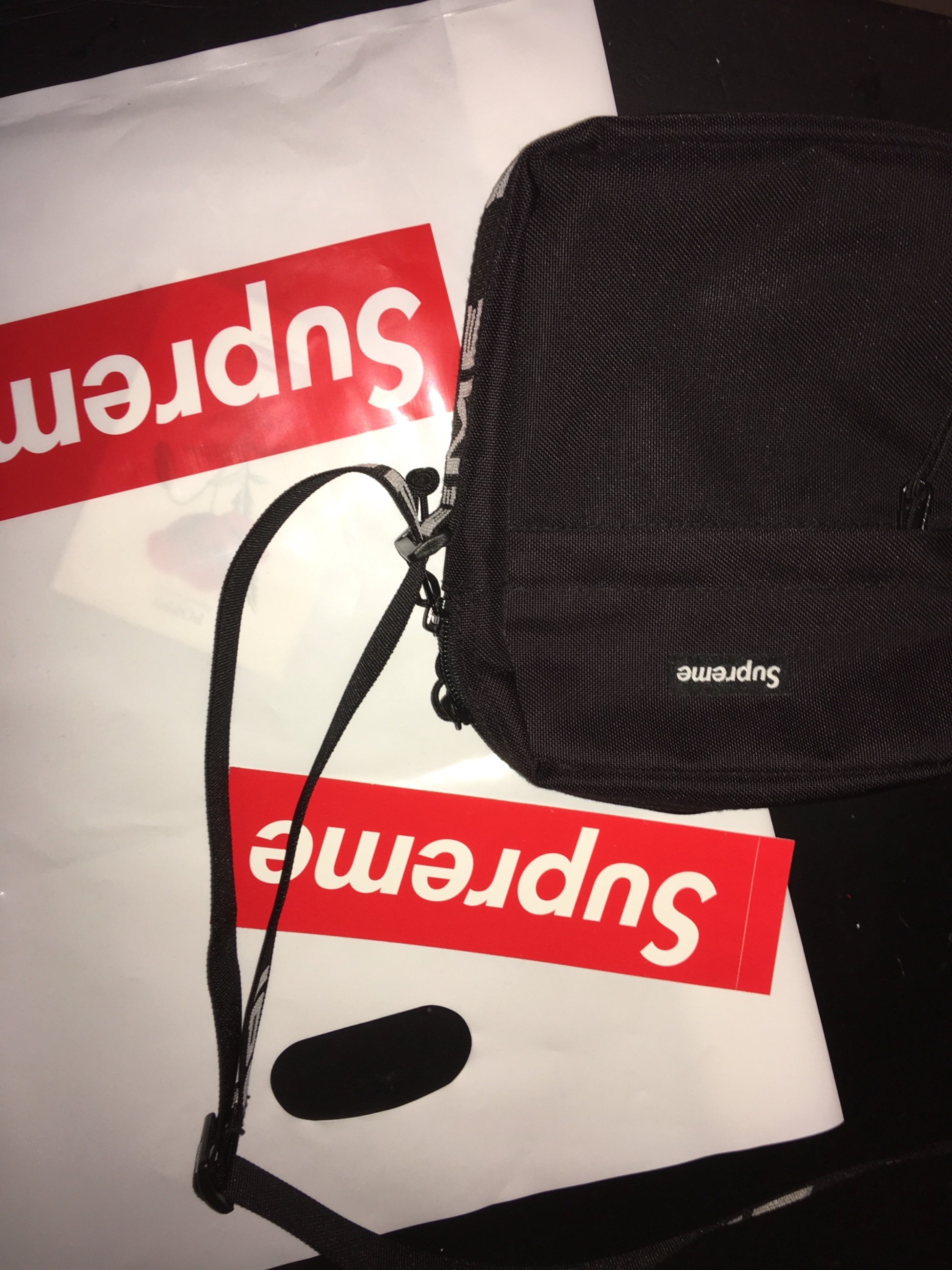 WTS/WTT Shoulder bag supreme SS18 Black - Meetapp
